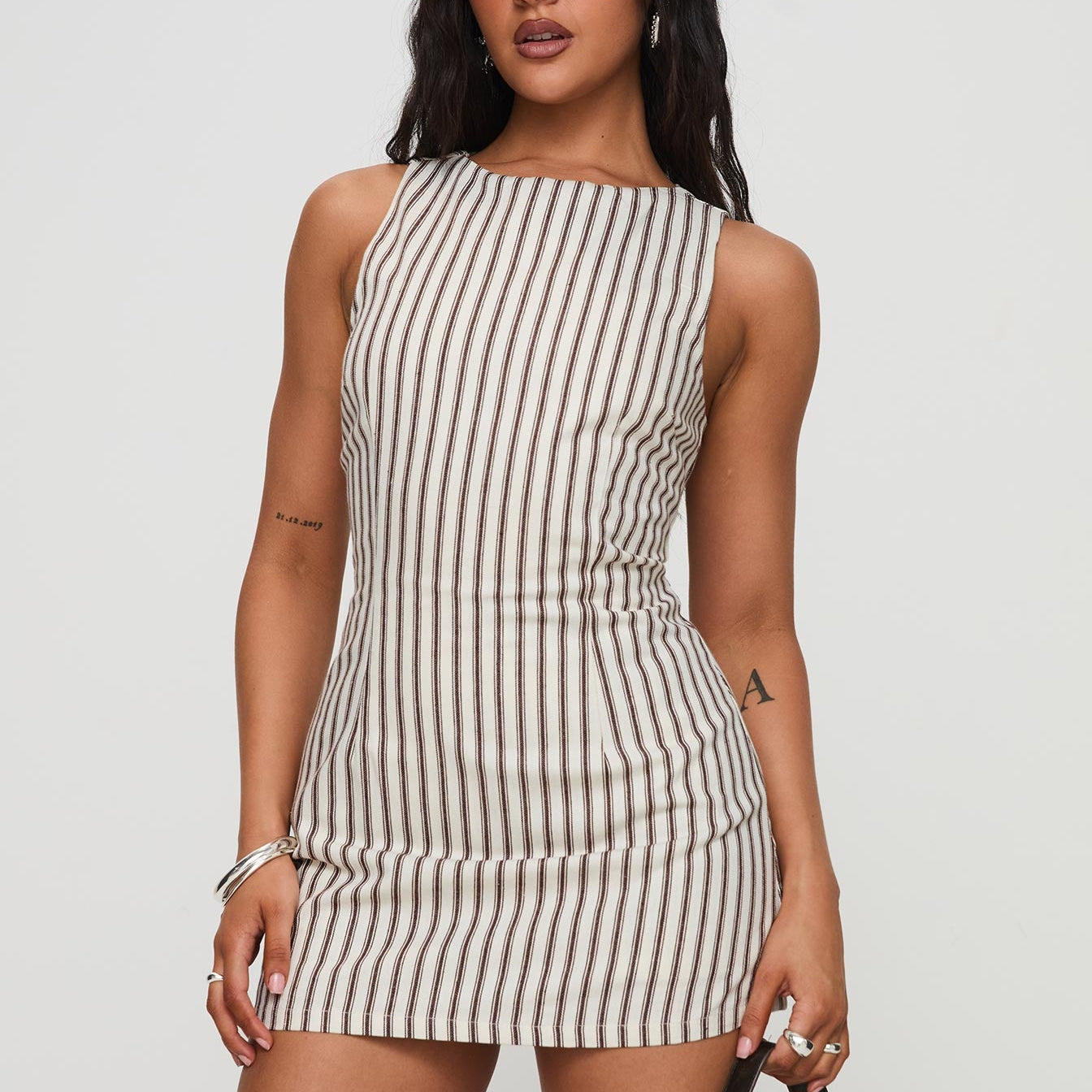 1-modelinfo-hailey-us4_32b1f732-b6d7-4173-9854-54211d04f627.jpg